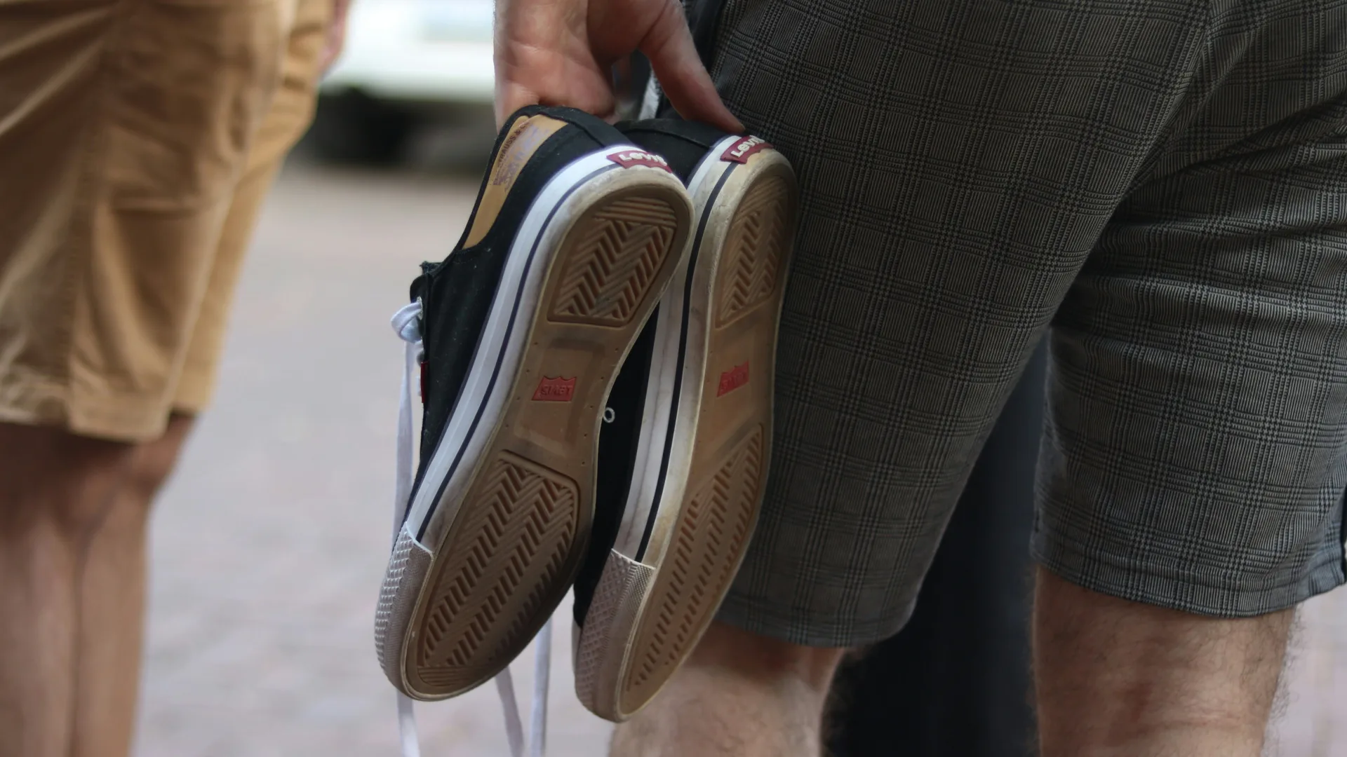 Retirer ses chaussures pour soulager les pieds