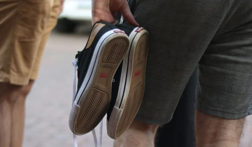 Retirer ses chaussures pour soulager les pieds