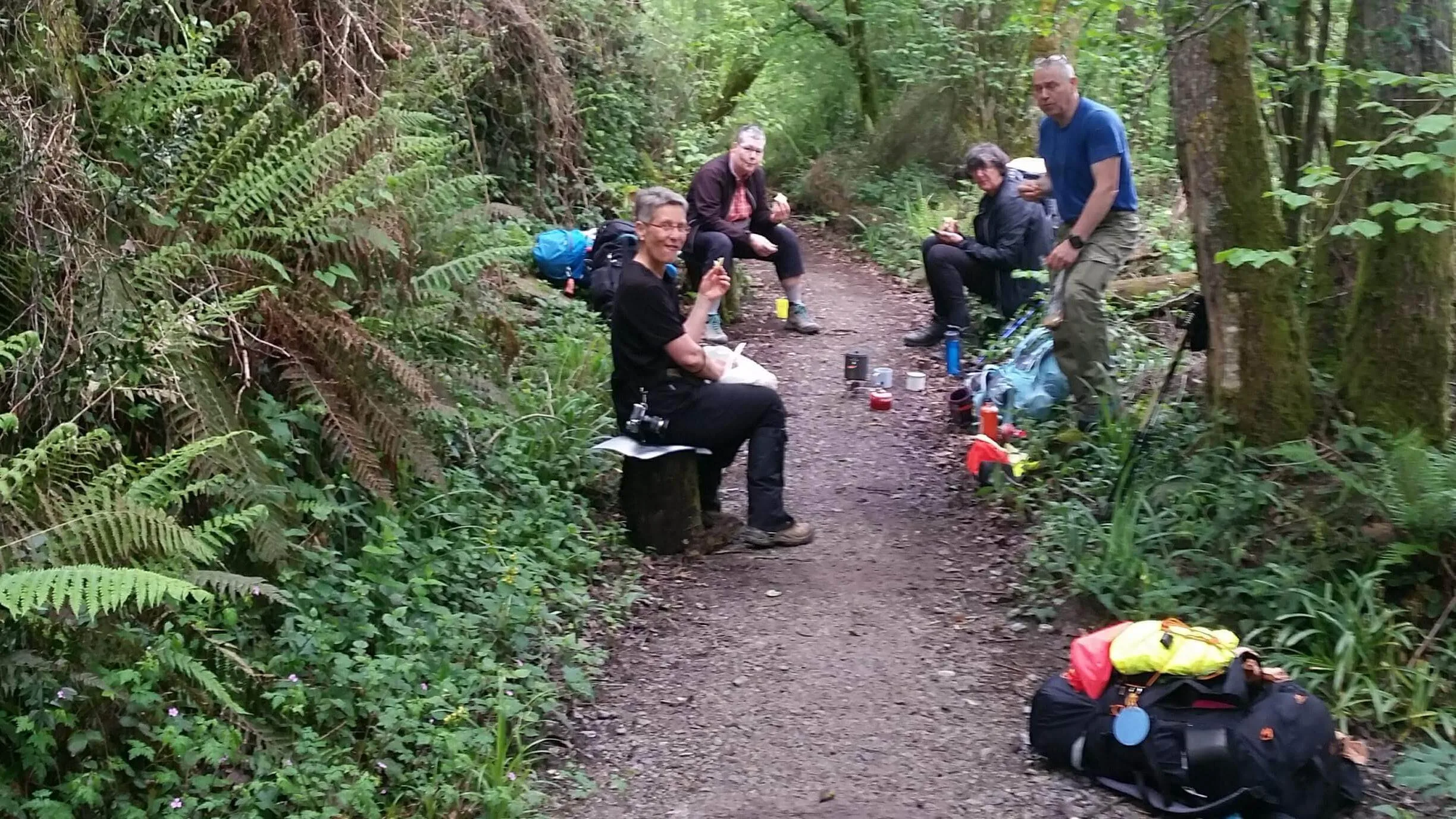 Une pause autour du réchaud avec Maria, Bille et Doreen sur le chemin de Saint-Jacques-de-Compostelle.