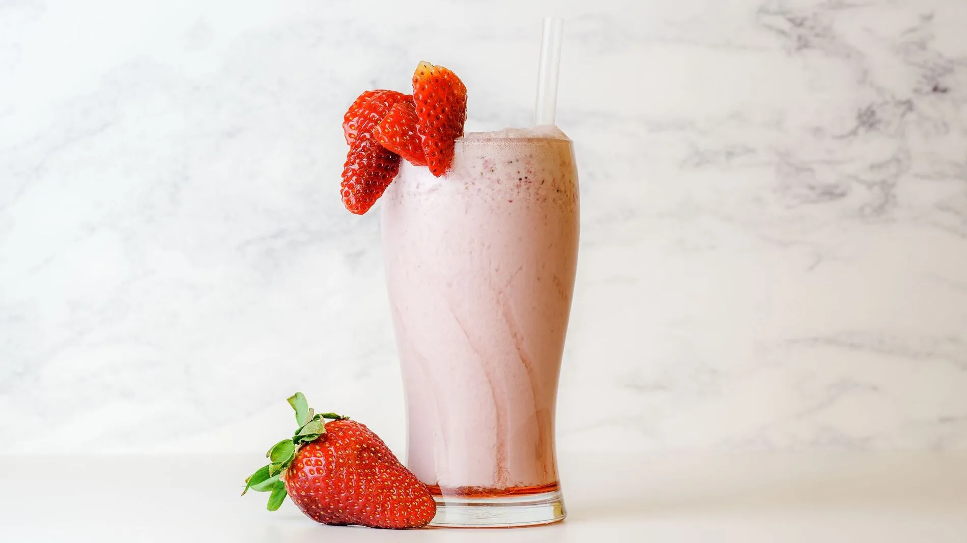Un milk shake à la fraise avec des fruits congelés, ça passe crème.