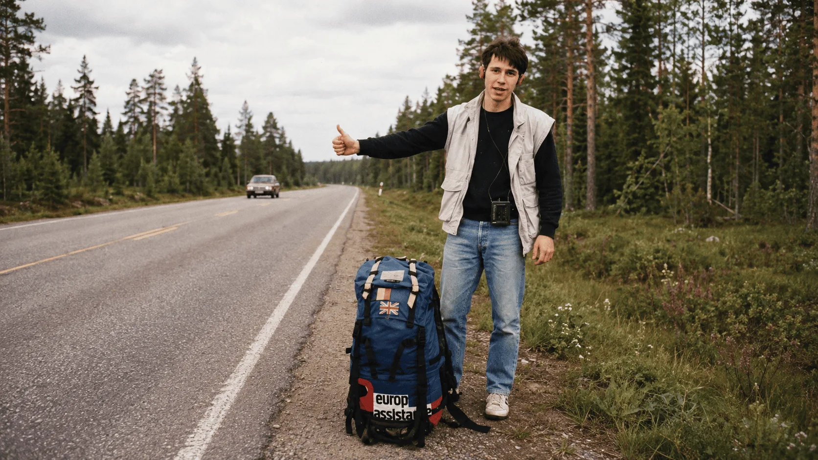 Jeune autostoppeur avec son Walkman au bord d’une route en Finlande en 1987