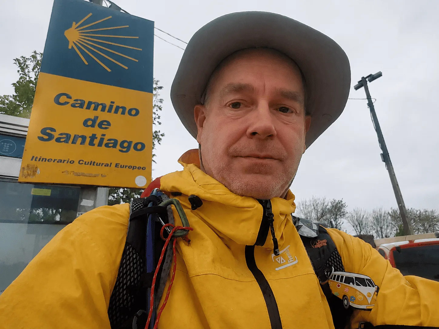 Mon ciré jaune, mon chapeau et moi sur le Camino del Norte en avril 2018