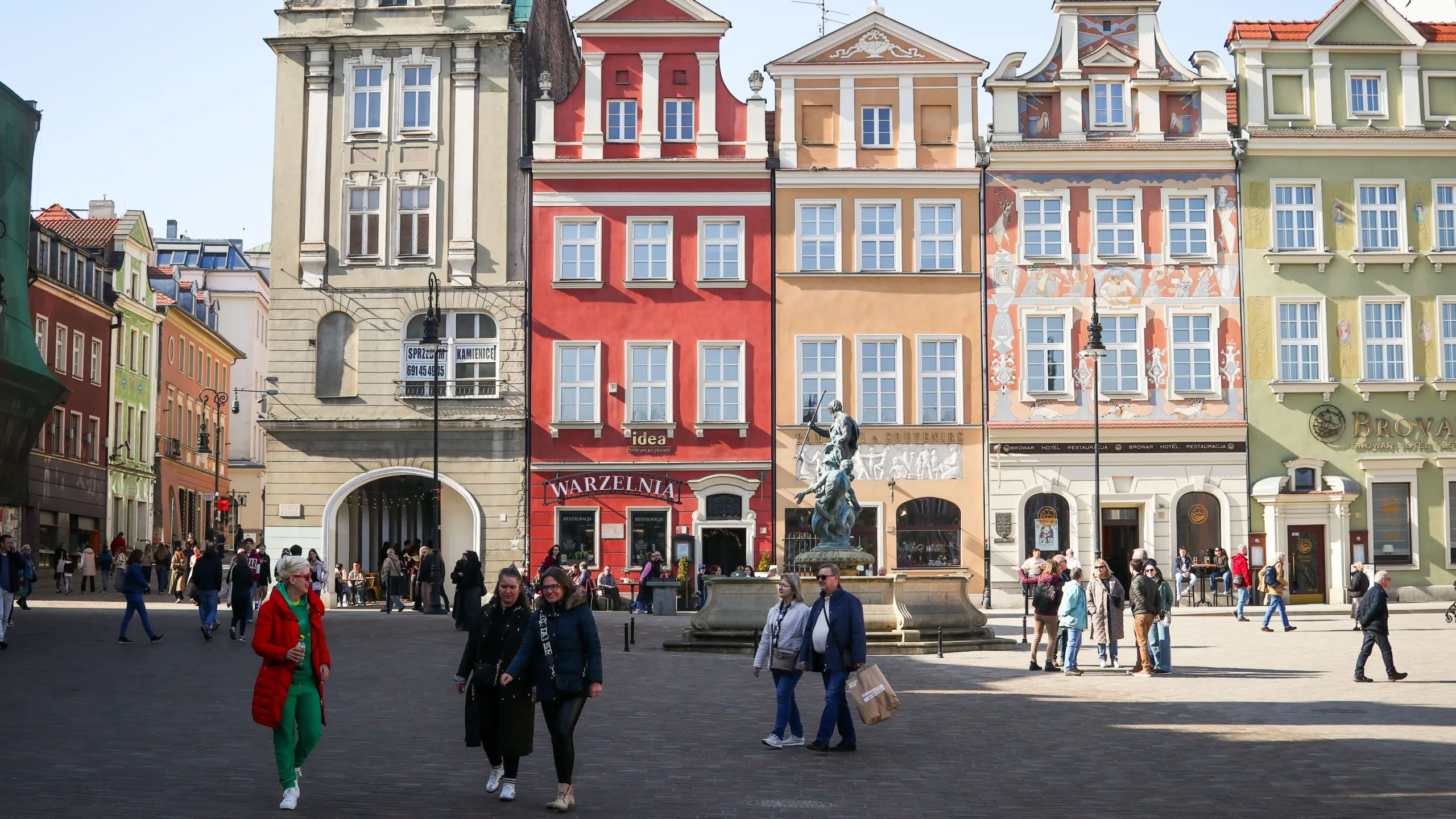 Avec des amis sur le Stary Rynek devant les façades historiques de Poznań