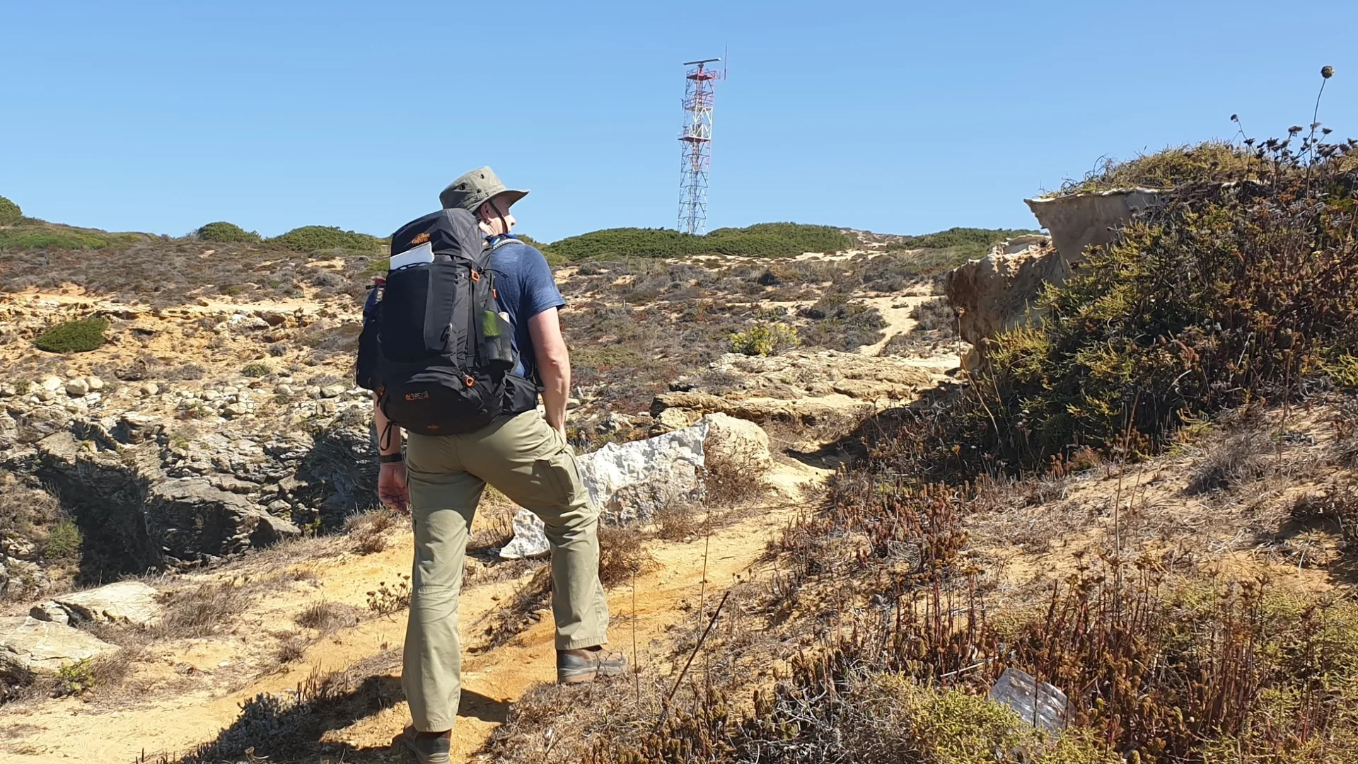 Randonneur avec son sac à dos sur le Camino del Norte, en Espagne.