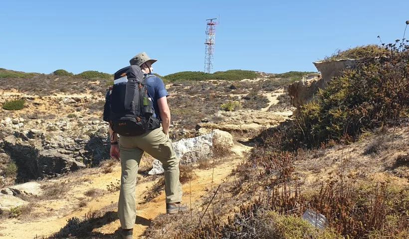 Randonneur avec son sac à dos sur le Camino del Norte, en Espagne.