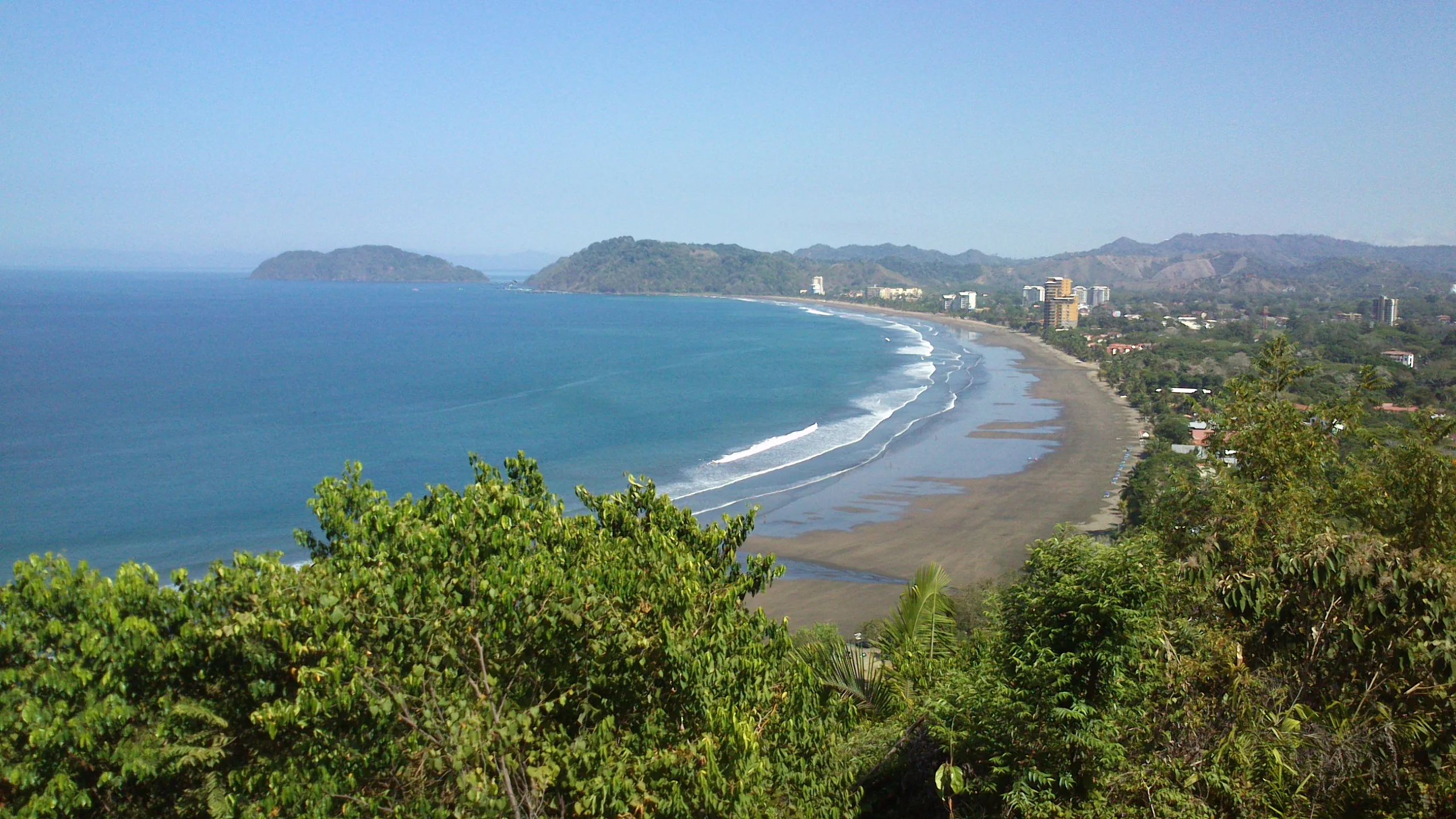 Plage de Jacó sur la côte pacifique du Costa Rica