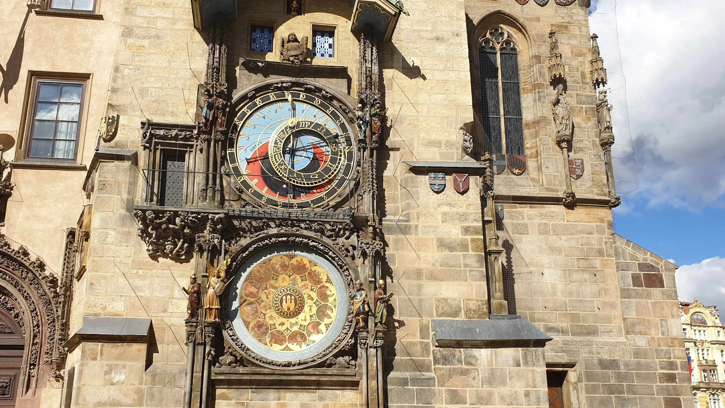Horloge astronomique de Prague (Orloj), avec son cadran astronomique, son calendrier et ses sculptures gothiques sur la façade de l'hôtel de ville.