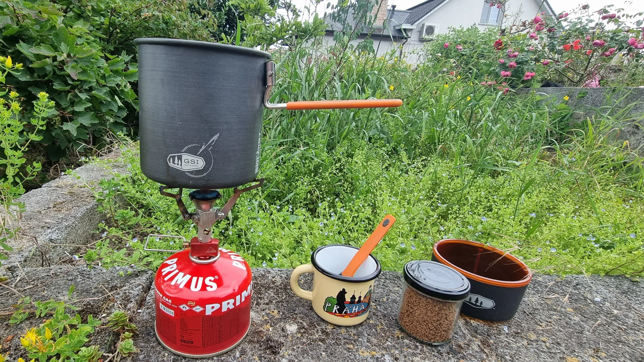 Réchaud MSR PocketRocket 2 utilisé pour préparer une boisson chaude en randonnée