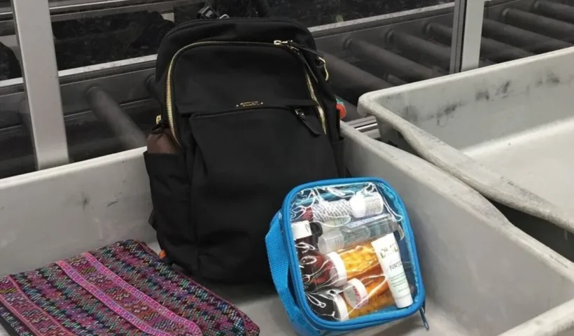 Placer la pochette de produits d'hygiène dans le bac de contrôle