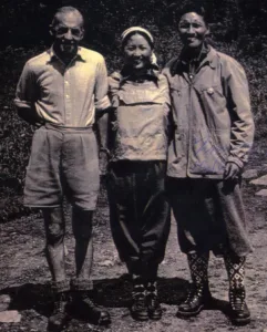 Tenzing Norgay avec John Henderson et une femme à Darjeeling en 1955