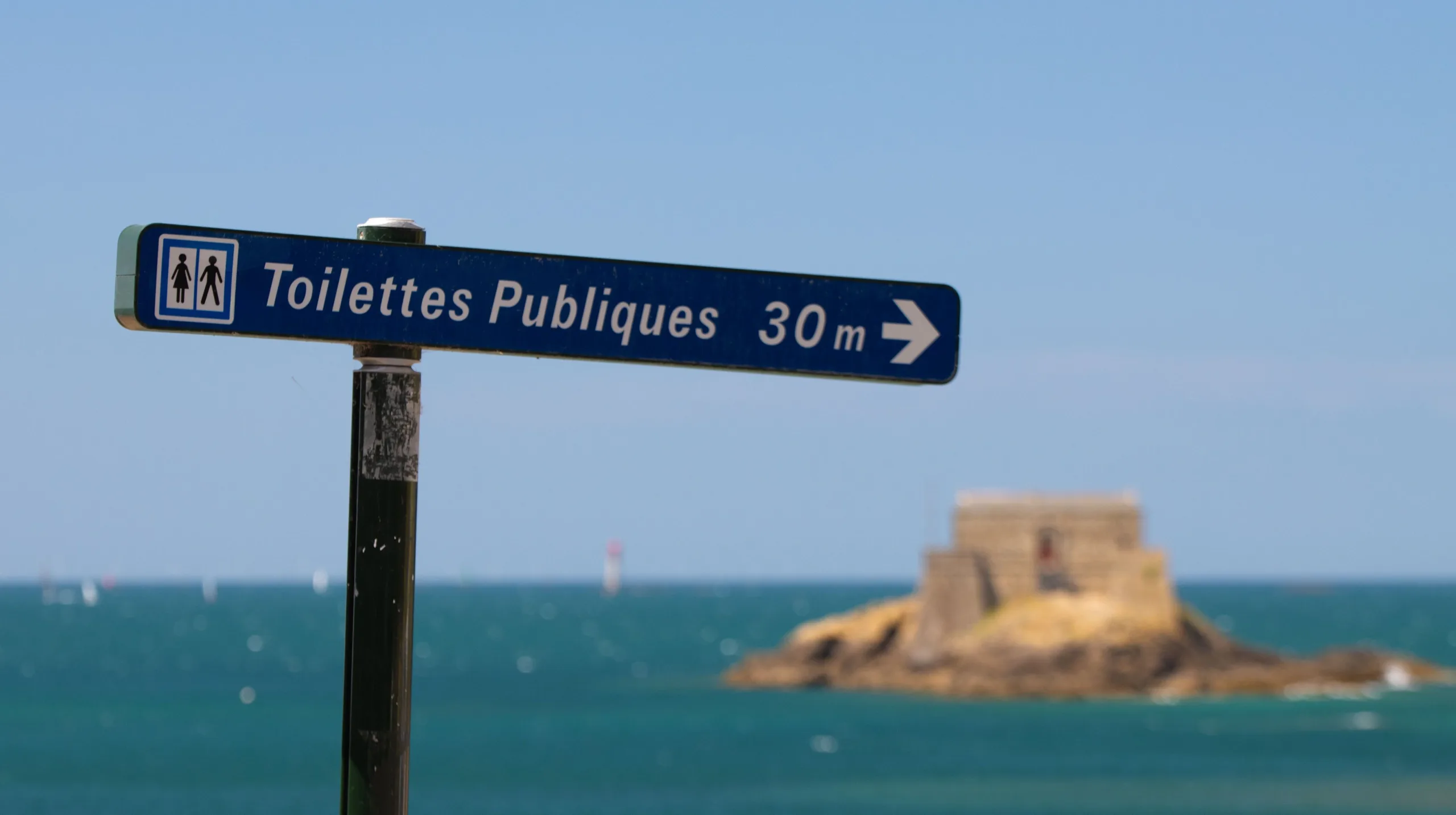 Ne jamais rater l’occasion d’utiliser des toilettes publiques.