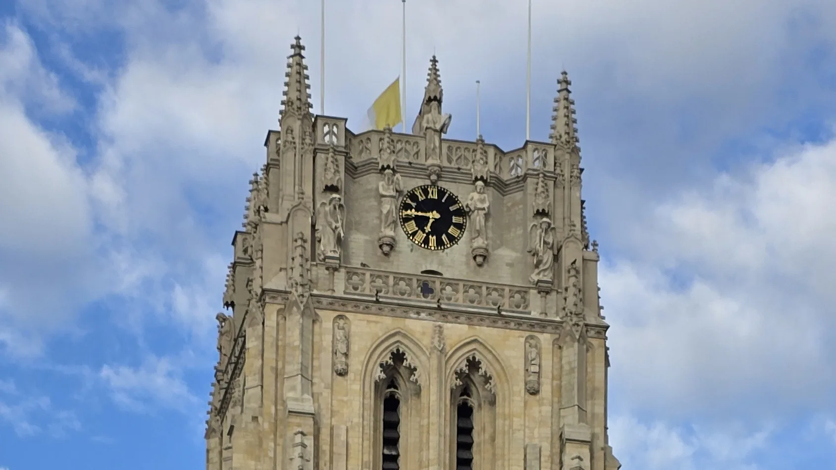 Le drapeau du Vatican en berne après la mort du pape François.