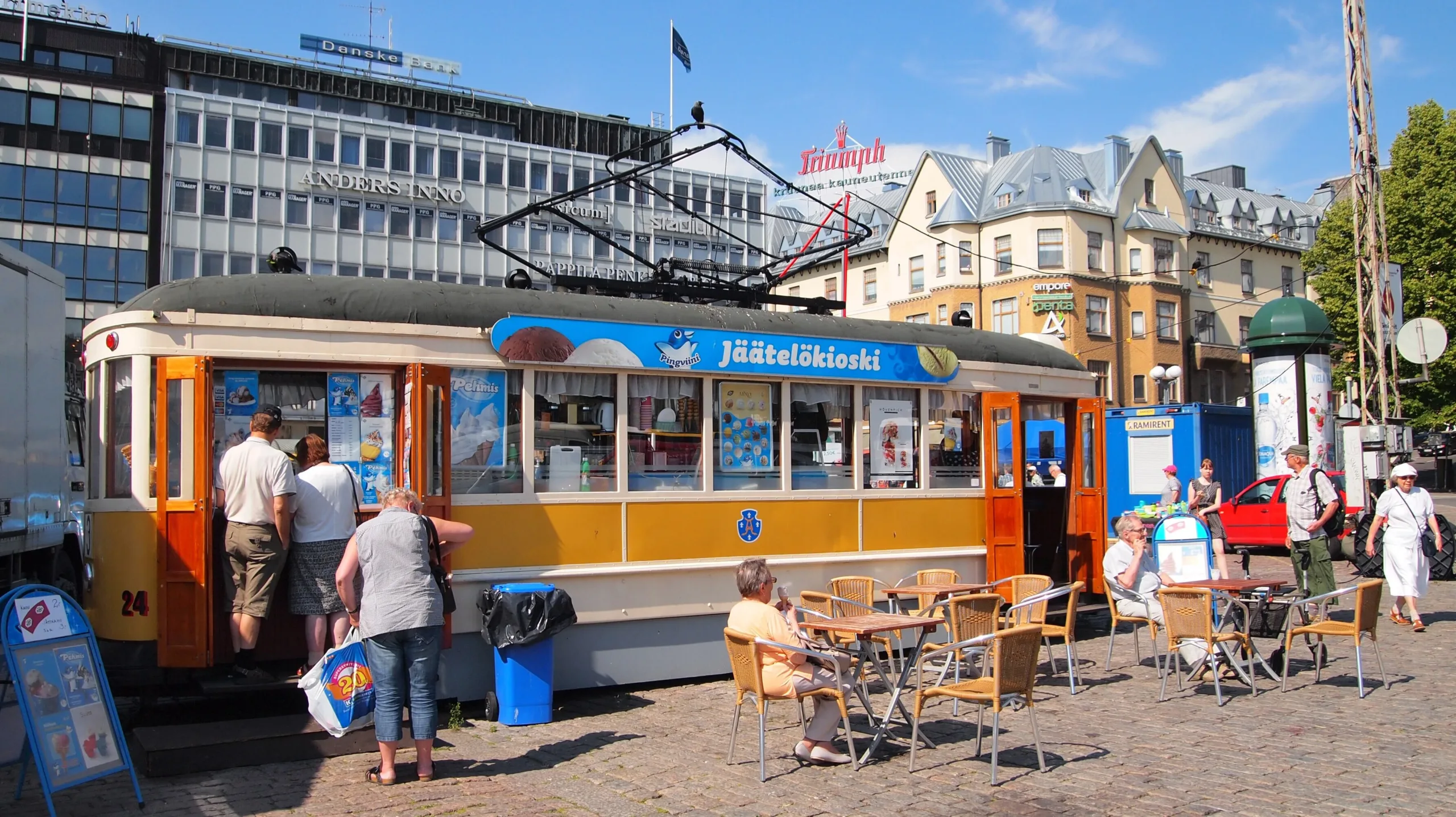 Le salon du glacier installé dans un ancien tramway sur la place du marché de Turku en Finlande