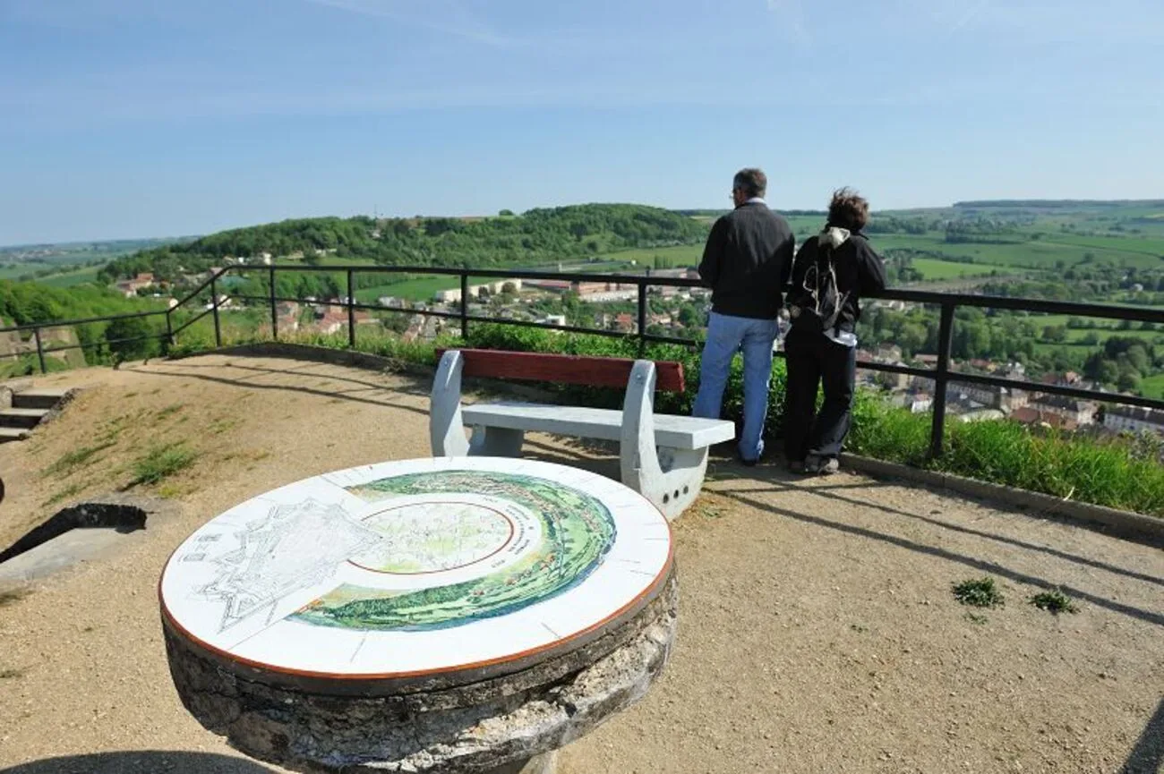 Du haut de la citadelle de Montmédy, pourquoi ne pas déguster une bière de la Meuse en admirant le paysage./