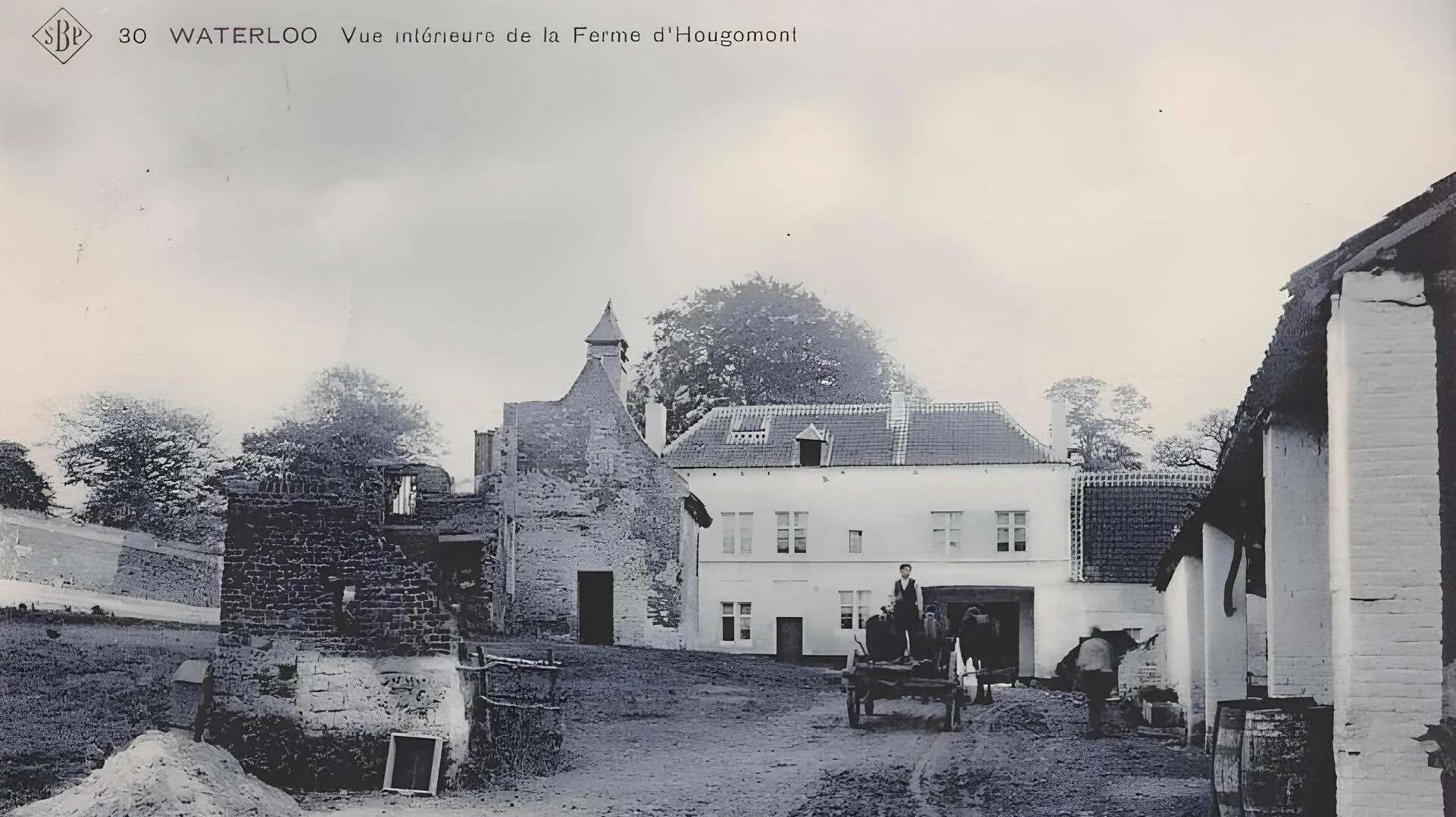 Cour intérieure de la ferme d’Hougoumont à Waterloo en 1915